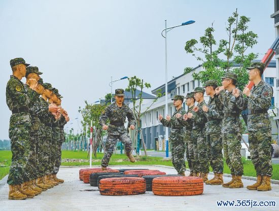 武警浙江总队某支队官兵进行磨练。姚志翔摄