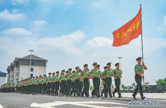 武警浙江总队某支队官兵赶赴会堂插足颁奖典礼。姚志翔摄